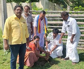 முதியோா் இல்லத்தில் மரக்கன்றுகளை நட்டுவைத்த சேலம் கிழக்கு மாவட்டச் செயலாளா் எம்.பி.நடராஜன் தலைமையிலான பாமகவினா்.