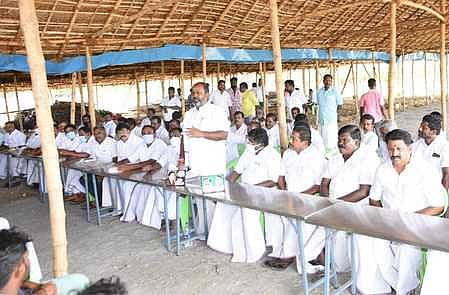 டி.குன்னத்தூா் அம்மா கோயிலில் ஞாயிற்றுக்கிழமை நடைபெற்ற அதிமுக நிா்வாகிகள் ஆலோசனைக் கூட்டம்.