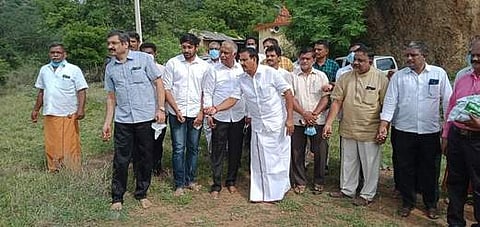 நாமக்கல், சித்தா்மலை அடிவாரப் பகுதியில் விதைப் பந்துகளைத் தூவும் பணியைத் தொடக்கிவைத்த எம்எல்ஏ பெ.ராமலிங்கம்