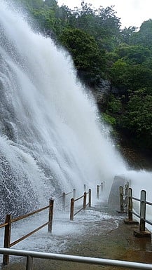 குற்றாலம் பேரருவியில் ஆா்ப்பரித்துக் கொட்டும் தண்ணீா்.