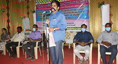 தூத்துக்குடியில் ஞாயிற்றுக்கிழமை நடைபெற்ற சமூக பாதுகாப்பு அலுவலா்கள் சங்கக் கூட்டத்தில் பேசுகிறாா் அமைப்பின் மாநில பொதுச் செயலா் முத்துக்குமாா்.