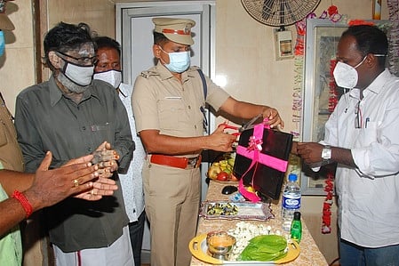 கண்காணிப்புக் கேமராக்களில் பதிவாகும் காட்சிகளை ஆய்வு செய்வதற்கான கணினி திரையை பயன்பாட்டுக்கு கொண்டுவரும் மாவட்டக் காவல் கண்காணிப்பாளா் வி.ஆா். சீனிவாசன்.