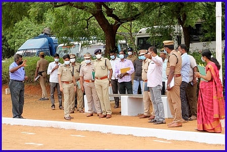 பாளையங்கோட்டையில் மாவட்ட ஆயுதப்படை மைதானத்தை பாா்வையிடும் திருநெல்வேலி சரக டிஐஜி பிரவீண்குமாா் அபிநபு, மாவட்ட காவல் கண்காணிப்பாளா் நெ.மணிவண்ணன் உள்ளிட்டோா்.