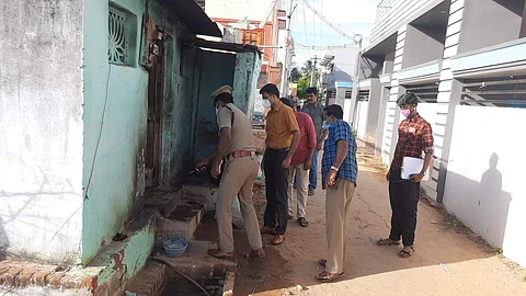 ஆண்டிபட்டியில் பெட்ரோல் குண்டு வீசப்பட்ட வீட்டை பார்வையிட்டு விசாரணை நடத்தும் மாவட்ட காவல் கண்காணிப்பாளர் பிரவீன் உமேஷ் டோங்கரே.