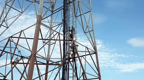 செல்போன் கோபுரத்தில் ஏறி போராட்டம் நடத்தும் கோயில் பூசாரி