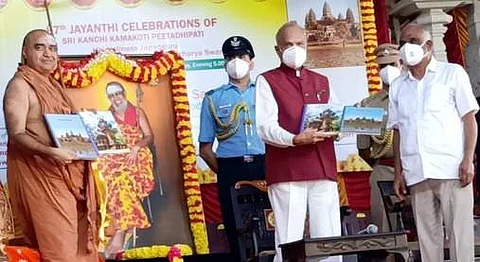 விழாவில் ‘வியத்நாம், கம்போடியா தேசங்களில் இந்துக் கோயில்கள்’ என்ற தெலுங்கு மொழிநூலை வெளியிட்ட ஆளுநா் பன்வாரிலால் புரோஹித்.