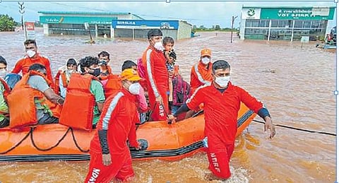 மகாராஷ்டிர மாநிலம், கோலாப்பூர் மாவட்டம், சிரோலியில் வெள்ளத்தில் சிக்கியவர்களை மீட்ட தேசிய பேரிடர் மீட்புப் படையினர்.