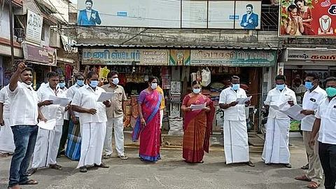 ராசிபுரம் புதிய பேருந்து நிலையத்தில் மனித சங்கிலி போராட்டத்தில் ஈடுபட்ட அதிமுகவினர்.