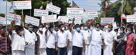 சங்ககிரி அதிமுக எம்எல்ஏ எஸ்.சுந்தரராஜன் தலைமையில் பல்வேறு கோரிக்கைகளை வலியுறுத்தி சங்ககிரி வட்டாட்சியர் அலுவலகம் வளாகம் முன்பு புதன்கிழமை நடைபெற்ற ஆர்ப்பாட்டத்தில் பங்கேற்றோர்.