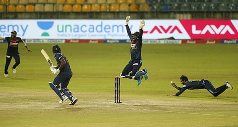 பிறந்தநாளில் மாயாஜாலம் காட்டிய ஹசரங்கா: 81 ரன்களுக்கு கட்டுப்பட்டது இந்தியா