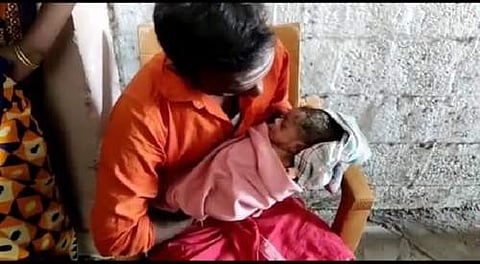 திருப்பூர் சிவன் தியேட்டர் அருகில் உள்ள முள்புதரில் வீசப்பட்ட பெண் சிசுவை மீட்ட பொதுமக்கள்.