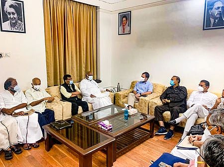 மாநிலங்களவை எதிா்க்கட்சித் தலைவா் மல்லிகாா்ஜுன காா்கே தலைமையில் ஆலோசனையில் ஈடுபட்ட ராகுல் காந்தி உள்ளிட்ட எதிா்க்கட்சி உறுப்பினா்கள்.