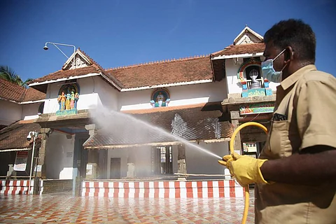 தமிழகத்தில் உள்ள கோவில்கள் நாளை (ஜூலை 5) முதல்  திறக்கப்படும் என்று தமிழக அரசு அறிவித்துள்ள நிலையில், தூய்மை செய்யும் பணிகள் தீவிரமாக நடைபெற்ற  ஊழியர்கள்.