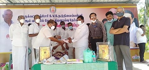 எம்.எல்.ஏ. நிவேதா எம்.முருகனிடம் முதலமைச்சரின் பொது நிவாரண நிதிக்கு ரூ.1 லட்சம் வழங்கிய பள்ளி நிா்வாகத்தினா்.