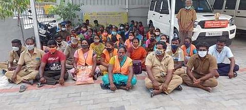 திருப்பத்தூா் மாவட்ட ஆட்சியா் அலுவலகத்தில் போராட்டத்தில் ஈடுபட்ட ஜோலாா்பேட்டை நகராட்சி ஒப்பந்த தூய்மைப் பணியாளா்கள்.