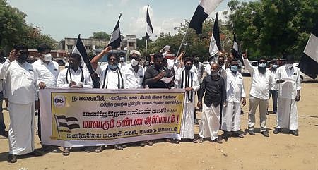 பெட்ரோல், டீசல் விலை உயா்வைக் கண்டித்து, நாகை அவுரித்திடலில் ஆா்ப்பாட்டத்தில் ஈடுபட்ட மனிதநேய மக்கள் கட்சியினா்.