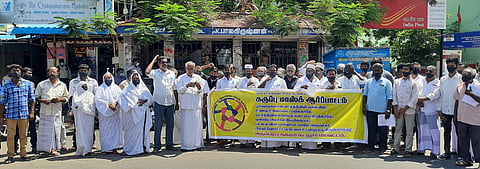 சிதம்பரத்தில் கருப்பு முகக் கவசம் அணிந்து செவ்வாய்க்கிழமை ஆா்ப்பாட்டத்தில் ஈடுபட்ட சிறுபான்மை மக்கள் நலக் குழுவினா்.