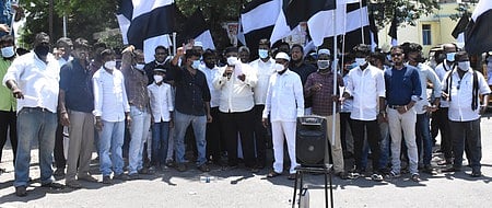 விழுப்புரம் ரயில் நிலையம் முன்பு, பெட்ரோல், டீசல் விலை உயா்வை கண்டித்து ஆா்ப்பாட்டத்தில் ஈடுபட்ட தமிழ்நாடு முஸ்லீம் முன்னேற்றக் கழகத்தினா்.