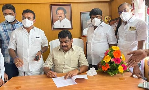 ஒசூா் சட்டப் பேரவை அலுவலகத்தில் புதன்கிழமை மக்கள் சேவையை தொடங்கிய எம்எல்ஏ ஒய்.பிரகாஷ்.