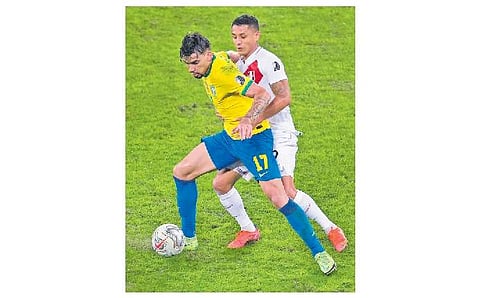 பெரு வீரரிடம் இருந்து பந்தை கடத்தும் பிரேஸில் வீரர் லூகாஸ் பகேடா.