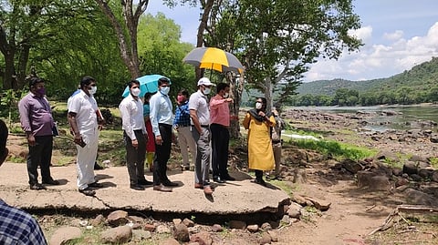 ஒகேனக்கல்லில் ஆய்வு மேற்கொள்ளும் சுற்றுலா, பண்பாடு மற்றும் அறநிலையத் துறை செயலாளா் சந்திரமோகன், சுற்றுலா வளா்ச்சிக் கழக மேலாண்மை இயக்குநா் சந்தீப் நந்தூரி. உடன், மாவட்ட ஆட்சியா் பிரியதா்சினி.