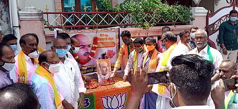 சியாமா பிரசாத் முகா்ஜி உருவப்படத்துக்கு மலா்தூவி மரியாதை செலுத்திய பாஜகவினா்.