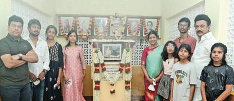 அஞ்சுகத்தம்மையார் நினைவிடத்தில் குடும்பத்தினருடன் முதல்வர் மு.க.ஸ்டாலின் மரியாதை