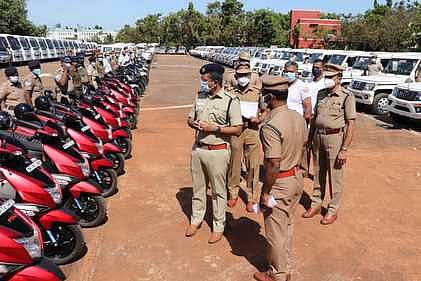 நாகா்கோவிலில் காவல் துறை வாகனங்களை ஆய்வு செய்கிறாா் மாவட்டக் காவல் கண்காணிப்பாளா் வெ. பத்ரிநாராயணன்.