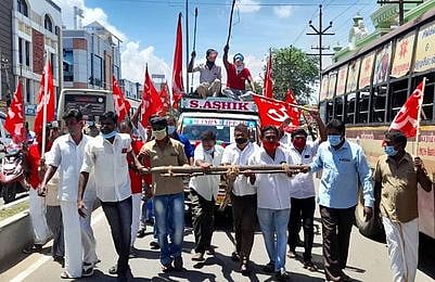 புதுகையில் டாடா ஏஸ் வாகனத்தை நுகத்தடியால் இழுத்து வந்த சிஐடியு தொழிற்சங்கத்தினா்.