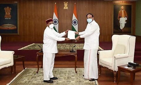 மாநிலங்களவைத் தலைவர் வெங்கையா நாயுடுவிடம், சமூகநீதித் துறை அமைச்சர் தாவர்சந்த் கெலாட் ராஜிநாமா கடிதத்தை வழங்கினார்
