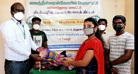 பொதுமக்களிடமிருந்து பழைய துணிகளை பெறுகிறாா் பேரூராட்சி செயல் அலுவலா் கு. குகன்.