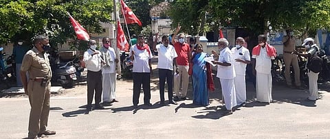 மன்னார்குடி தலைமை அஞ்சலகம் அருகே ஆர்ப்பாட்டத்தில் ஈடுபட்ட மார்க்சிஸ்ட் கம்யூனிஸ்ட் கட்சியினர்