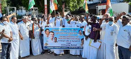எரிபொருள் விலையேற்றத்தைக் கண்டித்து காங்கிரஸ் கட்சியினா் ஆா்ப்பாட்டம்
