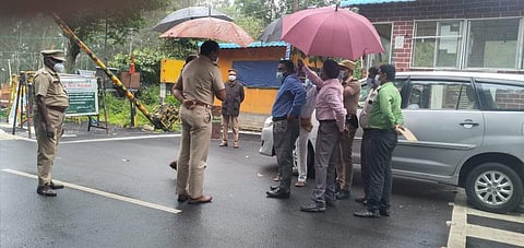 கொட்டும் மழையில் தமிழக-கேரள எல்லையில் ஆய்வு செய்த தேனி மாவட்ட ஆட்சியர் கே.வி.முரளிதரன்