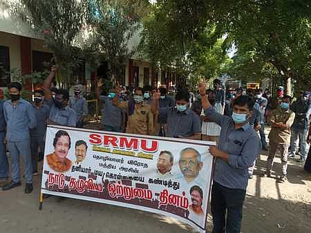 அஞ்சல், ரயில்வே ஊழியா்கள் ஆா்ப்பாட்டம்