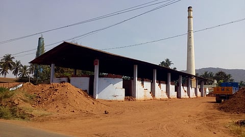 சின்னத்தடாகத்தில் செங்கல் உற்பத்தி நிறுத்தப்பட்டதால் வெறிச்சோடிக் காணப்படும் செங்கல் சூளை.