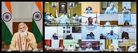 மத்திய அரசின் நிதியுதவியில் இயங்கும் தொழில்நுட்பக் கல்வி நிறுவனங்களின் இயக்குநா்களுடனான காணொலிக் கூட்டத்தில் பேசுகிறாா் பிரதமா் நரேந்திர மோடி.