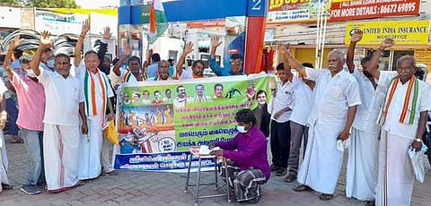 விருதுநகா் மாவட்டத்தில் காங்கிரஸ் போராட்டம்