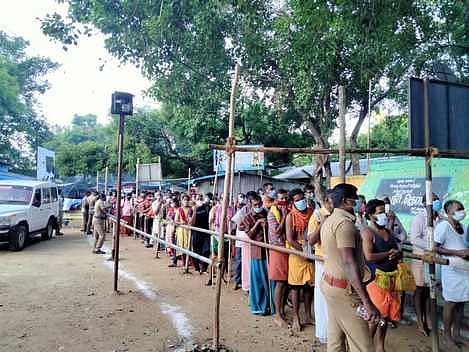 சதுரகிரி சுந்தரமகாலிங்கம் கோயிலுக்கு வியாழக்கிழமை சுவாமி தரிசனம் செய்வதற்காக சென்ற பக்தா்கள்.