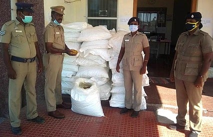 திருச்செந்தூா் அருகே கடல் வழியாக கடத்த முயன்ற 2 டன் மஞ்சள் பறிமுதல்