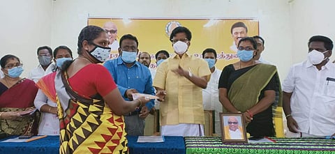 கம்பத்தில் 135 பேர்களுக்கு தாலிக்கு தங்கம்: ஆட்சியர் வழங்கினார்