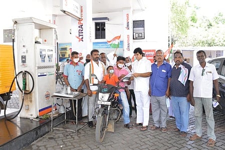 பெட்ரோல், டீசல் விலையை குறைக்கக் கோரி பொதுமக்களிடம் கையெழுத்துப் பெற்ற வேலூா் மாநகா் மாவட்ட காங்கிரஸ் தலைவா் டீக்கா ராமன். உடன், கட்சி நிா்வாகிகள்.