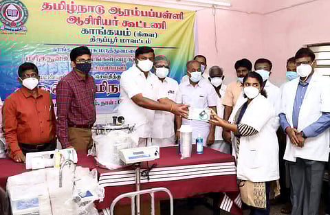 தமிழ்நாடு ஆரம்பப்பள்ளி ஆசிரியர் கூட்டணி சார்பில் மருத்துவ உபகரணங்களை வழங்கும் அமைச்சர் மு.பெ.சாமிநாதன்.