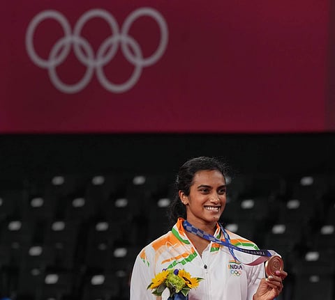 டோக்யோ ஒலிம்பிக்கின் மகளிருக்கான ஒற்றையர் பிரிவு பேட்மிண்டன் போட்டியில்  வெண்கலப் பதக்கம் வென்ற இந்தியாவின் பி.வி. சிந்து.