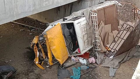 அருப்புக்கோட்டை அருகே ராமானுஜபுரம் 4வழிச்சாலையில் நிலைதடுமாறி மழைநீர் ஓடைப்பாலத்தின் சுவரை உடைத்து விழுந்து நொறுங்கிய சரக்கு வாகனம்.