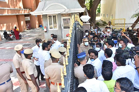எஸ்.பி. வேலுமணியிடம் விசாரணை; எம்எல்ஏ விடுதியில் அதிமுக தொண்டர்கள் போராட்டம்