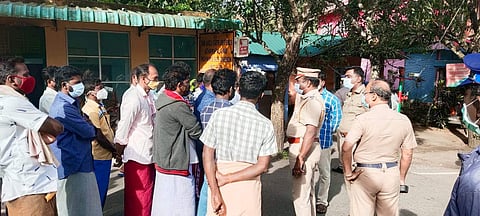 தமிழக கேரள எல்லை கம்பம்மெட்டு சோதனைச் சாவடியில் புதன்கிழமை  முற்றுகையிட்ட தமிழக ஜீப் ஓட்டுனர்கள்.