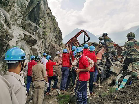 நிலச்சரிவில் சிக்கியவர்களை மீட்கும் இந்தோ-திபெத் எல்லைப் படையினர்.