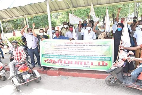 பல்வேறு  கோரிக்கைகளை வலியுறுத்தி ஈரோடு ரயில்நிலையம் முன்பாக கண்டன ஆர்ப்பாட்டத்தில் ஈடுபட்ட மாற்றுதிறனாளிகள்.