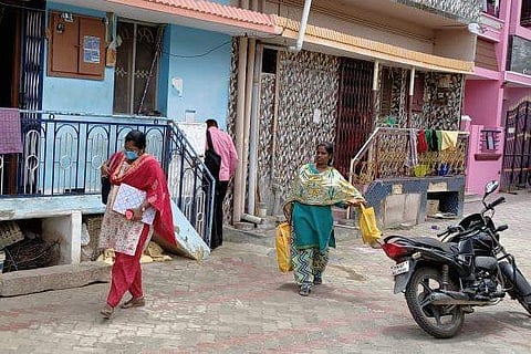 ஸ்ரீவில்லிபுத்தூரில் சோதனைகளை முடித்து  பாரதிபிரியா தலைமையில் காவல்துறையினர், பைகளில் ஆவணங்களை எடுத்துச் செல்கின்றனர்.